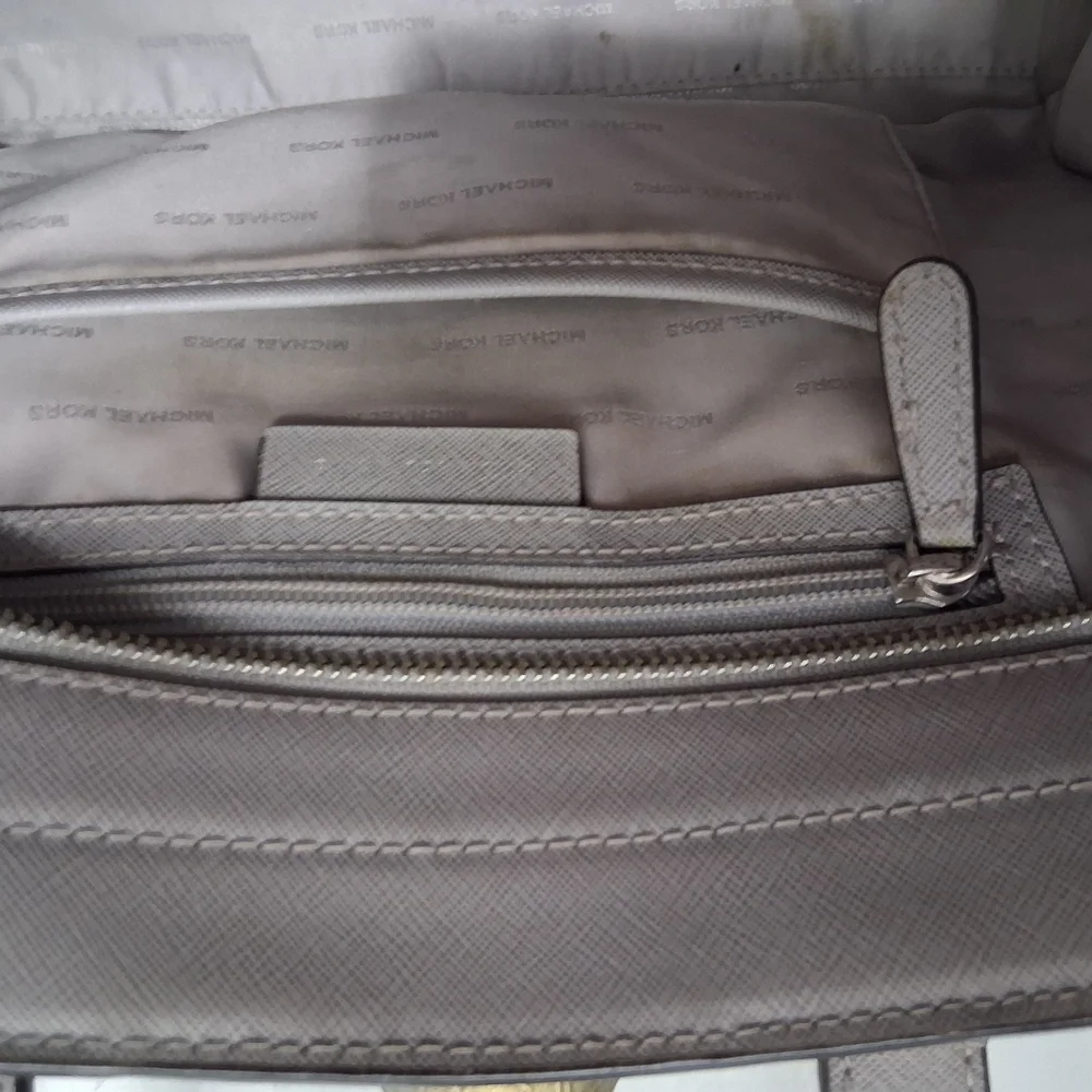 Michael Kors Quinn Gray Crossbody Bag with a Structured Design  13